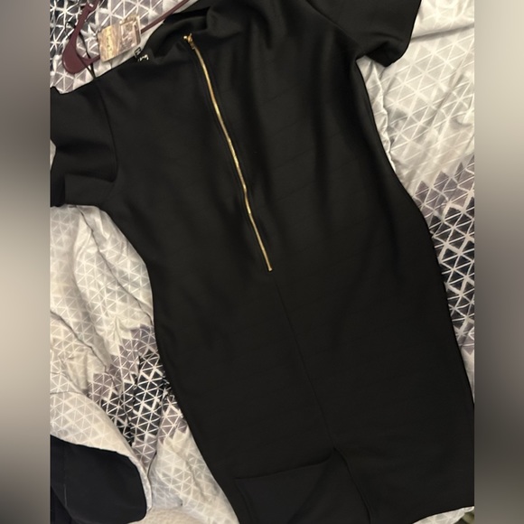 Dresses - Picture 5 of 6